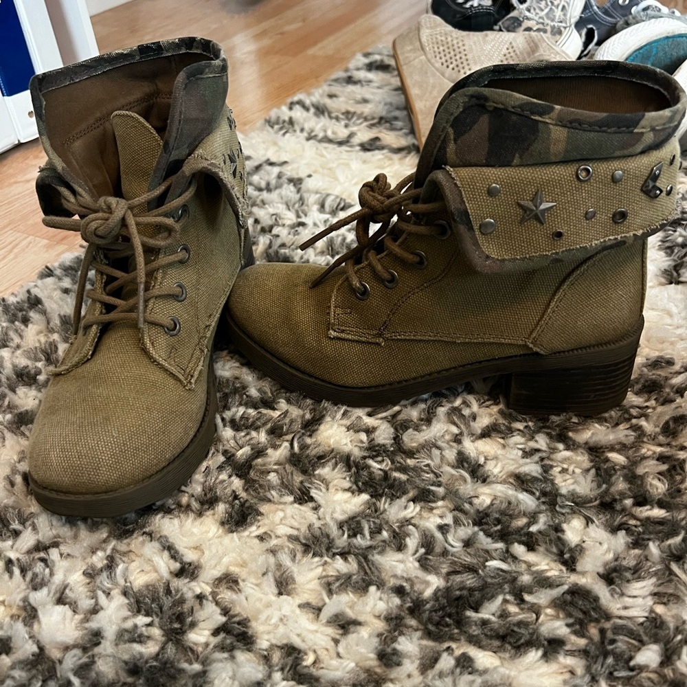 Women’s size 6 boots